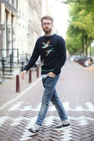 Comment porter un pull à col rond imprimé bleu marine et blanc