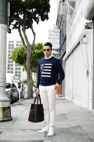 Comment porter un pull à col rond imprimé bleu marine et blanc