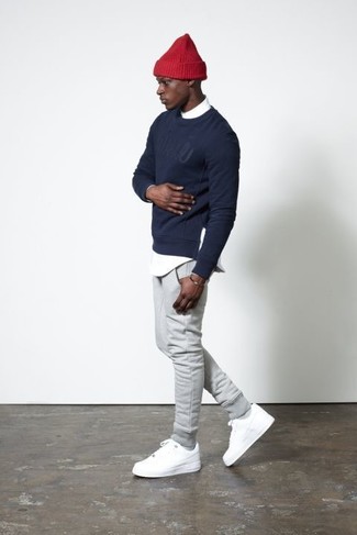 Comment porter un pull à col rond imprimé bleu marine et blanc au printemps