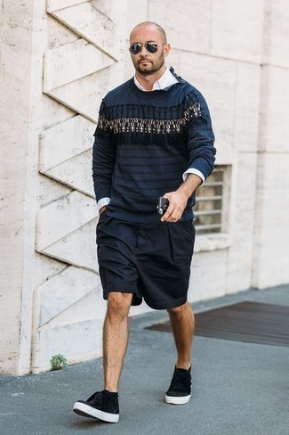 Comment porter un pull à col rond imprimé bleu marine et blanc