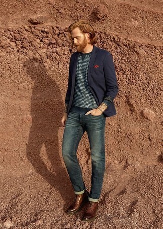Comment porter un pull à col rond imprimé bleu marine et blanc