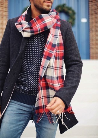 Comment porter un pull à col rond imprimé bleu marine et blanc