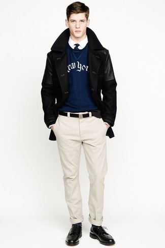 Comment porter un pull à col rond imprimé bleu marine et blanc