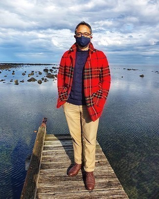 Comment porter un pull à col rond imprimé bleu marine et blanc