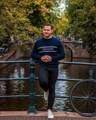 Comment porter un pull à col rond imprimé bleu marine et blanc