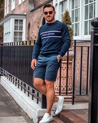 Comment porter un pull à col rond imprimé bleu marine et blanc