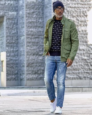 Comment porter un pull à col rond imprimé bleu marine et blanc