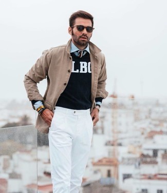 Comment porter un pull à col rond imprimé bleu marine et blanc