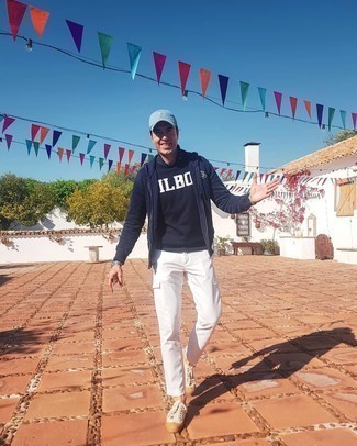 Comment porter un pull à col rond imprimé bleu marine et blanc