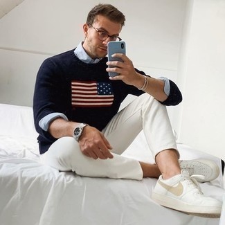 Comment porter un pull à col rond imprimé bleu marine et blanc