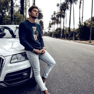 Comment porter un pull à col rond imprimé bleu marine et blanc