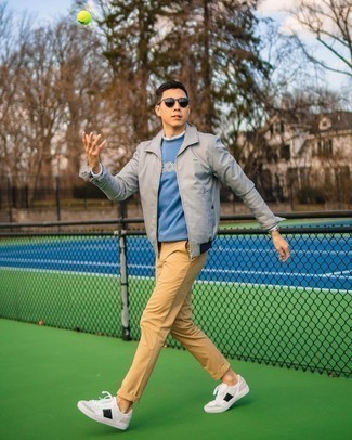 Comment porter un pull à col rond imprimé bleu marine et blanc