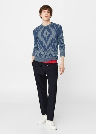 Comment porter un pull à col rond imprimé bleu marine et blanc