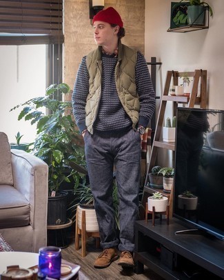 Comment porter un pull à col rond imprimé bleu marine et blanc