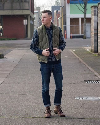 Comment porter un pull à col rond imprimé bleu marine et blanc