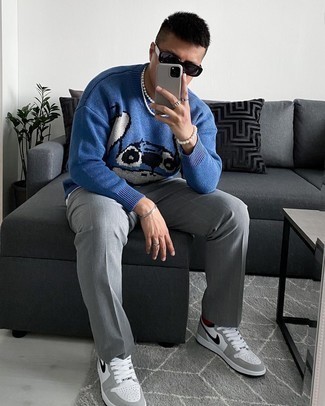 Comment porter un pull à col rond imprimé bleu marine et blanc au printemps