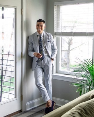 Comment porter un costume en seersucker à rayures verticales bleu marine et blanc