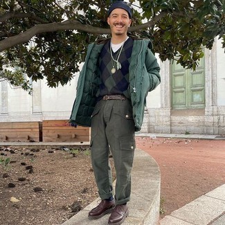 Comment porter un pull à losanges bleu marine quand il fait froid