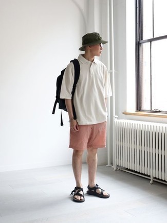 Comment porter un sac à dos bleu marine quand il fait très chaud