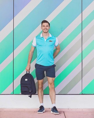 Comment porter un sac à dos bleu marine quand il fait très chaud