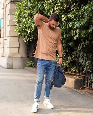 Comment porter un sac à dos bleu marine quand il fait très chaud