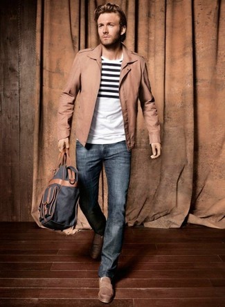 Comment porter un sac à dos bleu marine