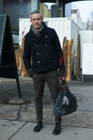 Comment porter un sac à dos bleu marine