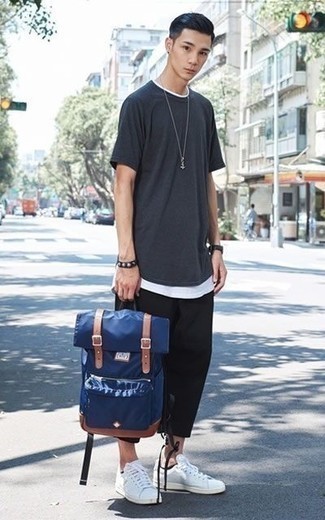 Comment porter un sac à dos bleu marine quand il fait très chaud