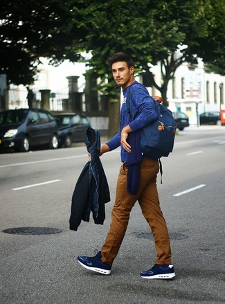 Comment porter un sac à dos bleu marine