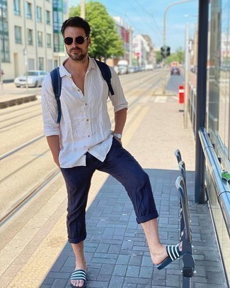 Comment porter un sac à dos bleu marine quand il fait très chaud