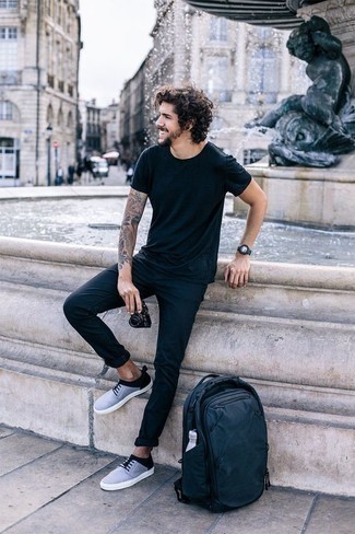 Comment porter un sac à dos bleu marine quand il fait très chaud
