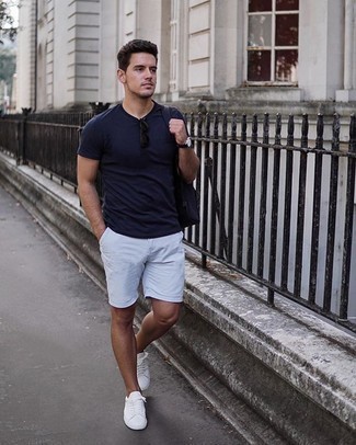 Comment porter un sac à dos bleu marine quand il fait très chaud