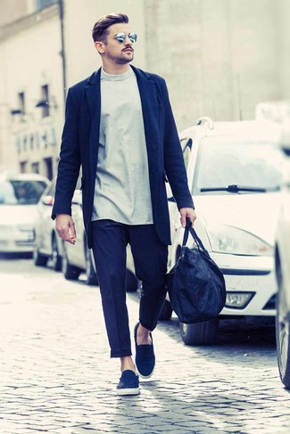 Comment porter un sac bleu marine quand il fait froid