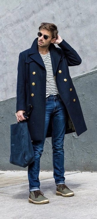 Comment porter un sac bleu marine quand il fait froid