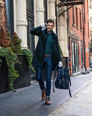 Comment porter un sac bleu marine quand il fait froid