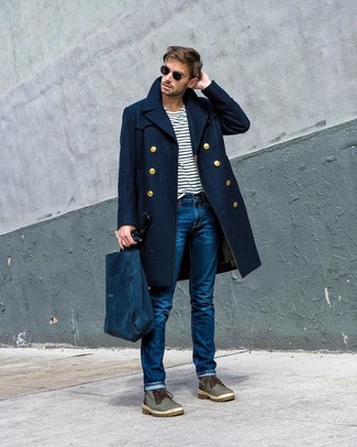 Comment porter un sac bleu marine quand il fait froid