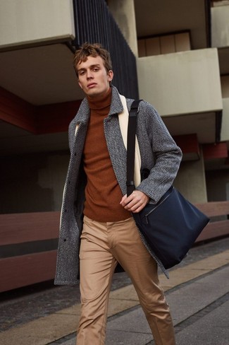 Comment porter un sac bleu marine pour un style chic decontractés quand il fait froid