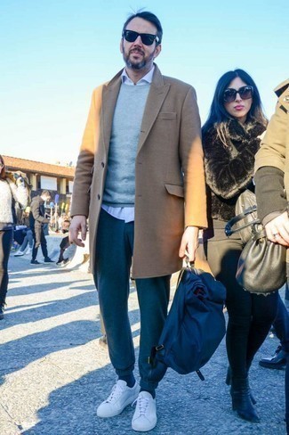 Comment porter un sac bleu marine quand il fait froid