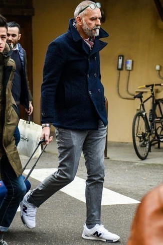 Comment porter un sac bleu marine quand il fait froid
