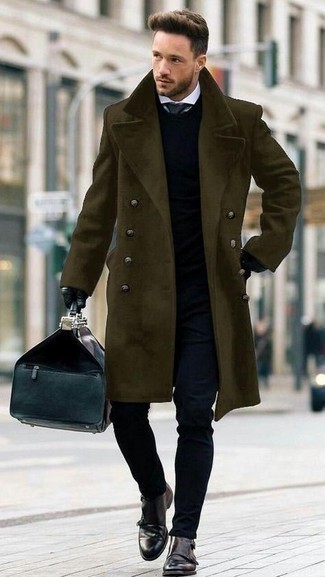 Comment porter un sac bleu marine quand il fait froid