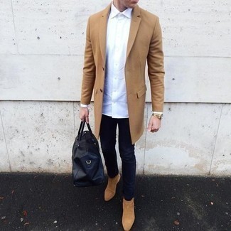 Comment porter un sac bleu marine pour un style chic decontractés quand il fait froid
