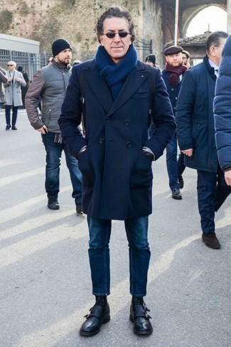 Comment porter un sac bleu marine pour un style chic decontractés quand il fait froid