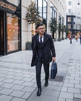 Comment porter un sac bleu marine quand il fait froid