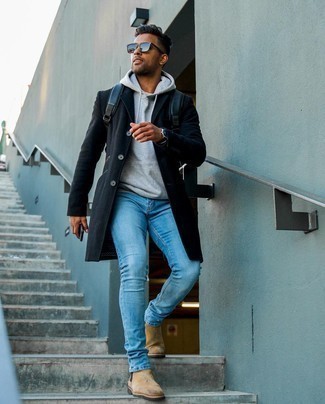 Comment porter un sac bleu marine quand il fait froid