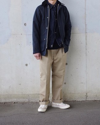 Comment porter une veste à col et boutons bleu marine pour un style decontractés