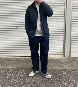 Comment porter une veste à col et boutons bleu marine pour un style decontractés