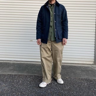 Comment porter une veste à col et boutons bleu marine pour un style decontractés