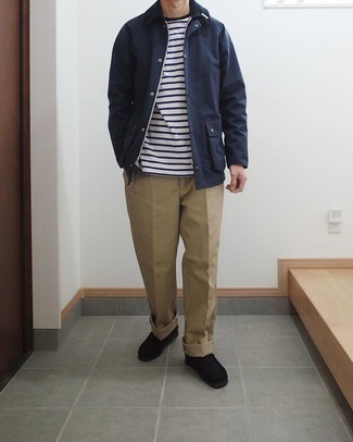 Comment porter une veste à col et boutons bleu marine pour un style decontractés