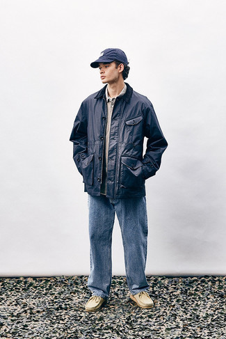 Comment porter une veste à col et boutons bleu marine pour un style decontractés