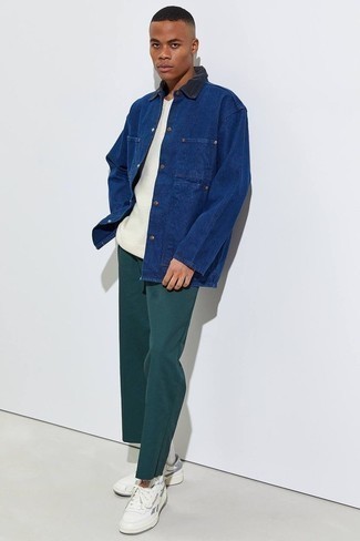Comment porter une veste à col et boutons bleu marine pour un style decontractés